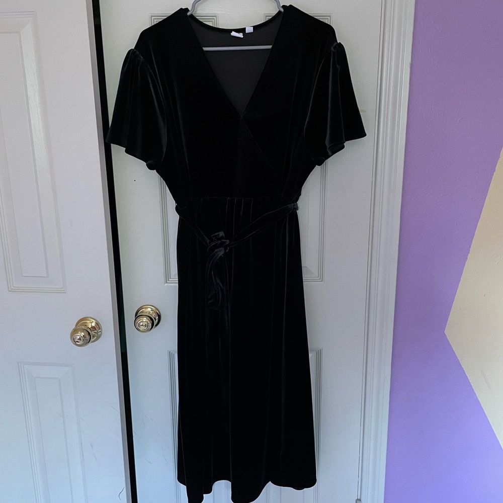 Dark green velour gap maternity dress.